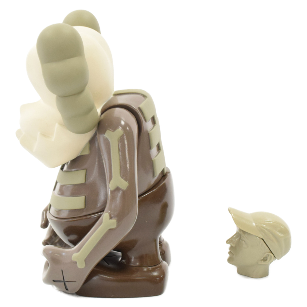 MEDICOM TOY - MEDICOM TOY メディコムトイ ×KAWS×BOUNTY HUNTER ORIGINALFAKE SKULL KUN カウズ バウンティーハンター オリジナルフェイク スカル君 フィギュア グレー/ブラウン KAWS x Bounty Hunter - Skull Kun Black, 2006 – TOY TOKYO